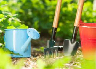 Обладнаємо місце під садовий інвентар.
