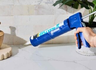 10 речей, які ви можете полагодити у своєму домі за допомогою конопатки, від тріснутих під’їзних шляхів до пухкого килима