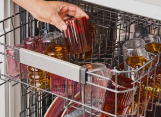 Припиніть мити посуд: експерти кажуть, що це непотрібно