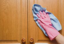 Pielęgnacja drewnianych szafek: 5 błędów w czyszczeniu, których należy unikać