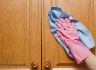 Cuidados com armários de madeira: 5 erros de limpeza a evitar