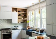 Piccola cucina, grande impatto: i colori scelti dai designer per il massimo spazio