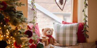 Die Rückkehr des Preppy Christmas der 90er Jahre: Warum Nostalgie die Weihnachtsdekoration antreibt