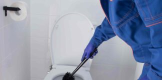 Toiletten ontstoppen zonder plunjer: deskundige tips van loodgieters