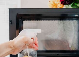 The Easiest Way to Clean Your Microwave With Vinegar