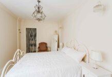 Meja Nakas Minimalis: 7 Hal yang Tidak Akan Anda Temukan Di Sana (Dan Mengapa)