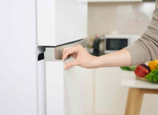 Просте рішення з холодильником перетворює маленькі кухні