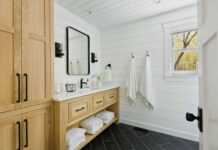 Чому зберігати запасні рушники у ванній – погана ідея