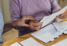 Поштова гора: 7 способів навести лад у паперах у літніх батьків