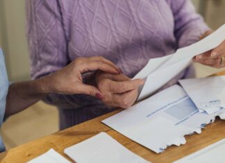 Поштова гора: 7 способів навести лад у паперах у літніх батьків